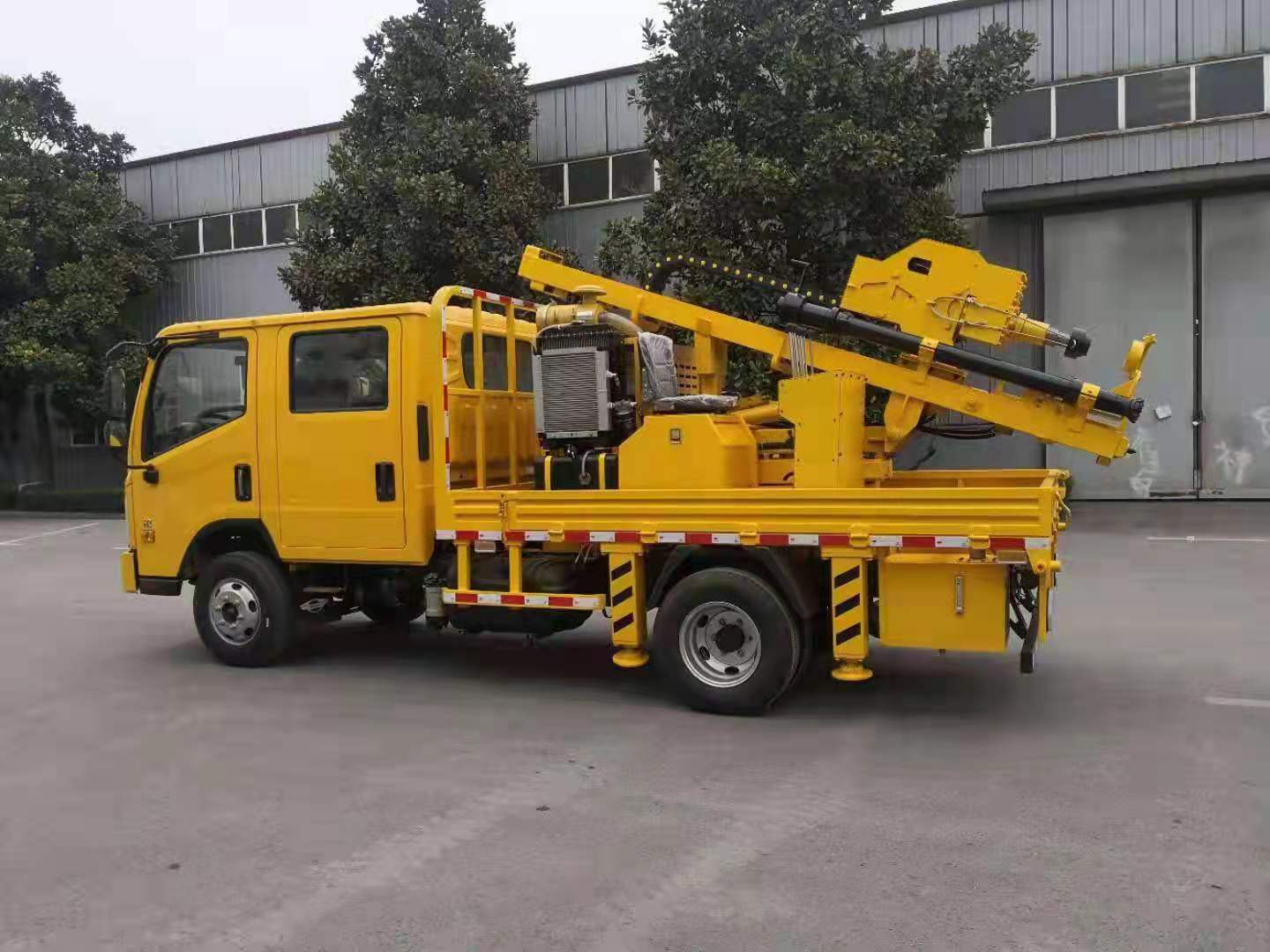 護(hù)欄搶修車